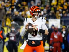 Joe Burrow playing football, Joe Burrow girlfriend